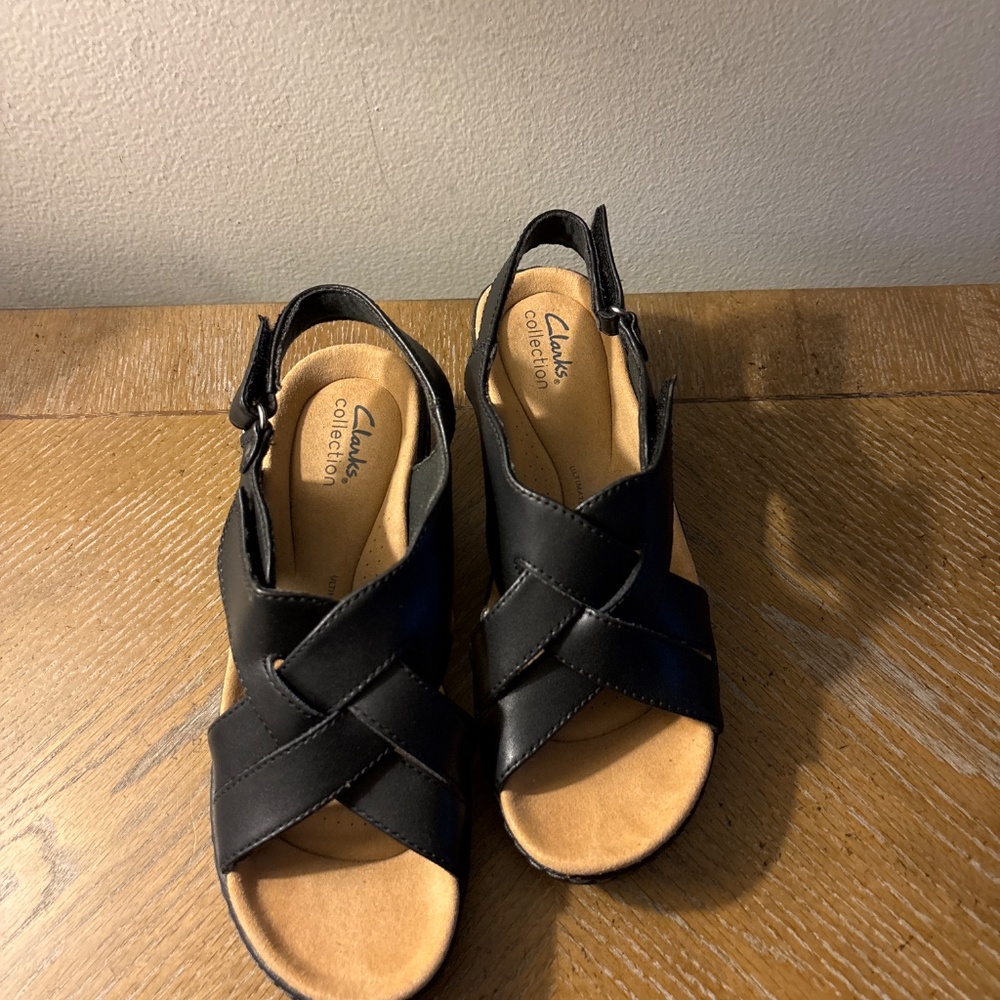 Women’s Clarks Mariah Echo Black Leather Sandals Sz 8 EUC - Picture 2 of 8